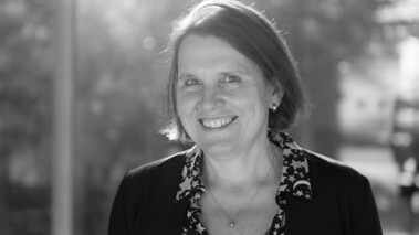 Claudia Felser im Porträt vor verschwommenem Hintergrund, draußen bei Tageslicht.